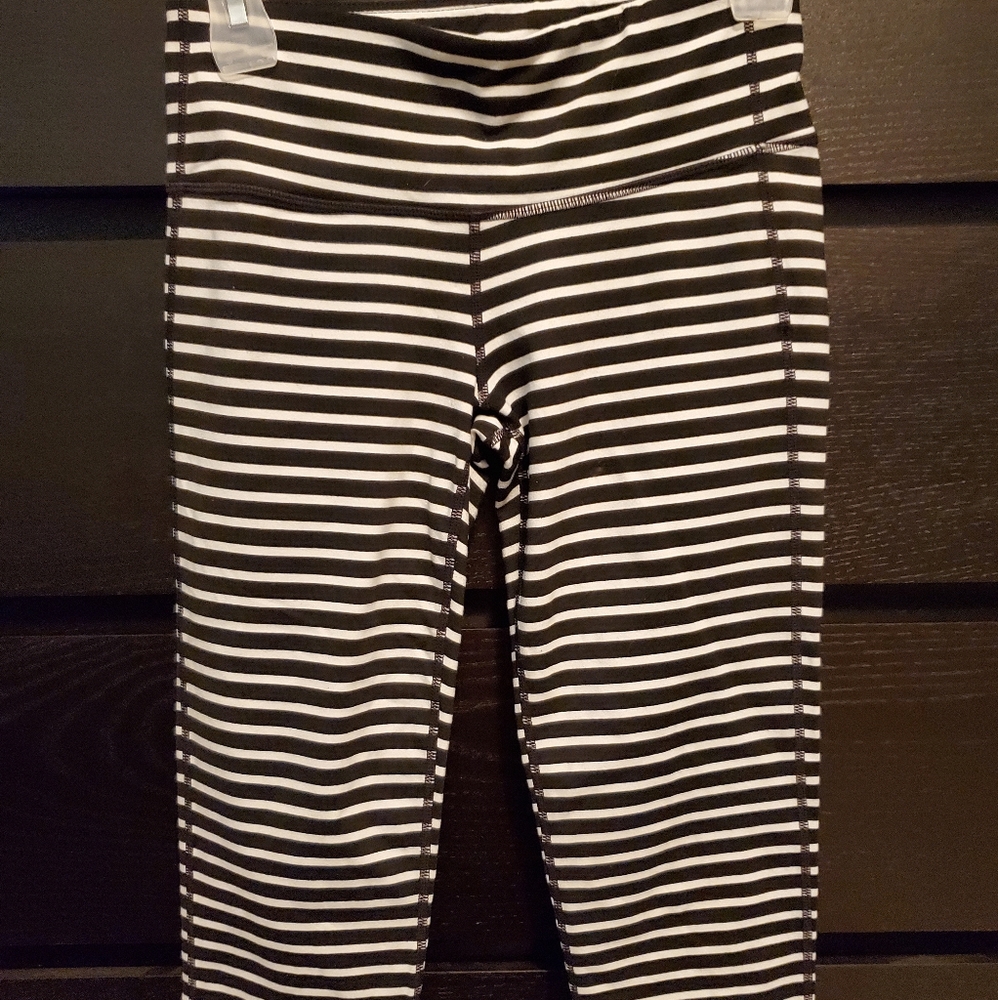 Athleta 3/4 stripped leggings